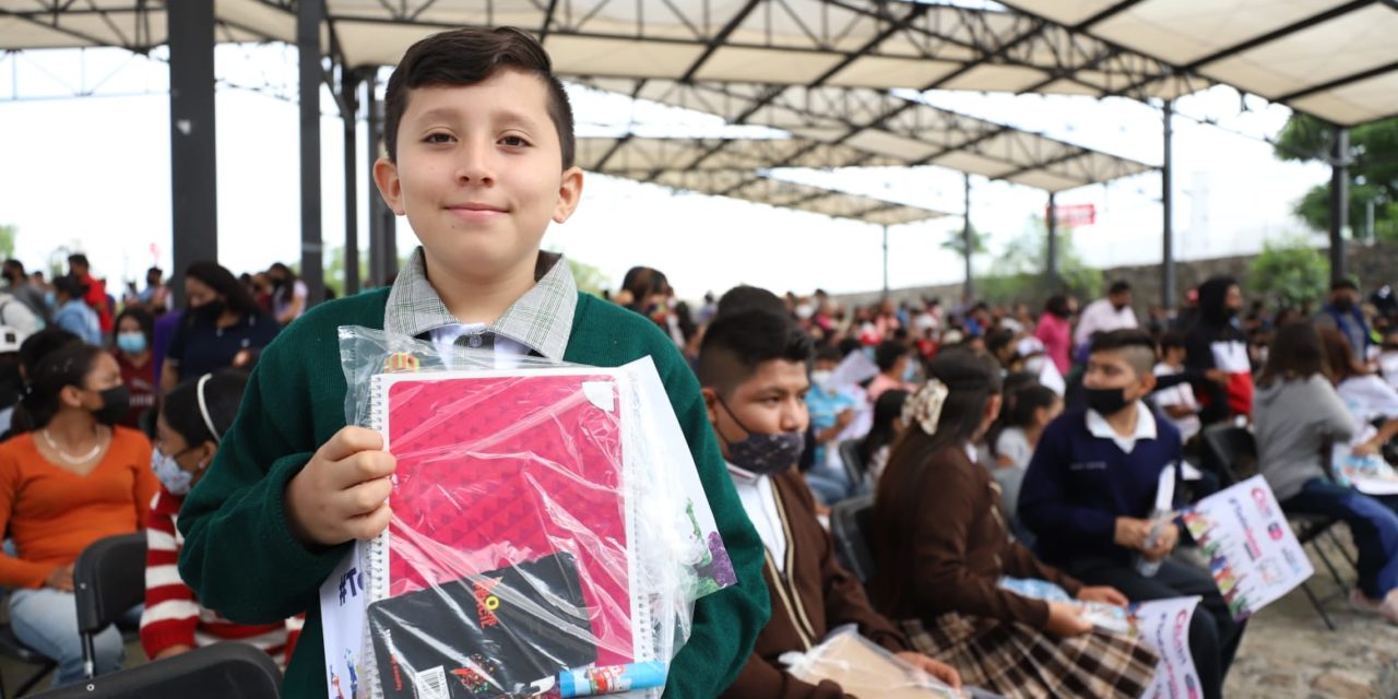 Entrega Javier Mendoza Márquez paquetes de útiles escolares a estudiantes de educación secundaria del municipio