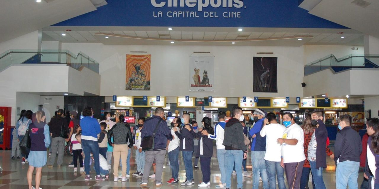 DIF Celaya y Cinepolis regalan sonrisas y llevan a cien niños al cine.