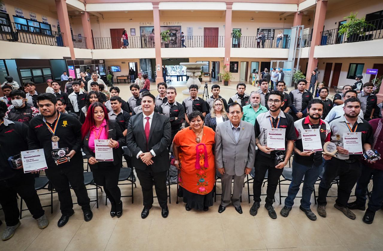 ENTREGAN RECONOCIMIENTOS A ESTUDIANTES DE CEDVA CELAYA GANADORES DEL ROBOCHALLENGE 2024