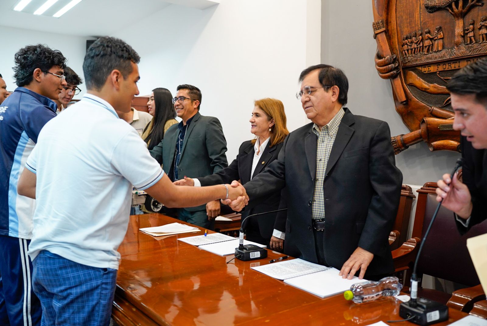 AYUNTAMIENTO RECONOCE A ESTUDIANTES QUE REPRESENTARÁN A CELAYA EN CUNCURSO INTERNACIONAL DE ROBÓTICA