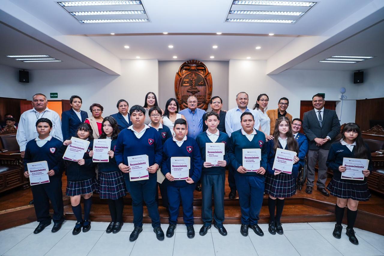 Entrega el presidente municipal Juan Miguel Ramírez, reconocimientos por desempeño académico a 40 estudiantes
